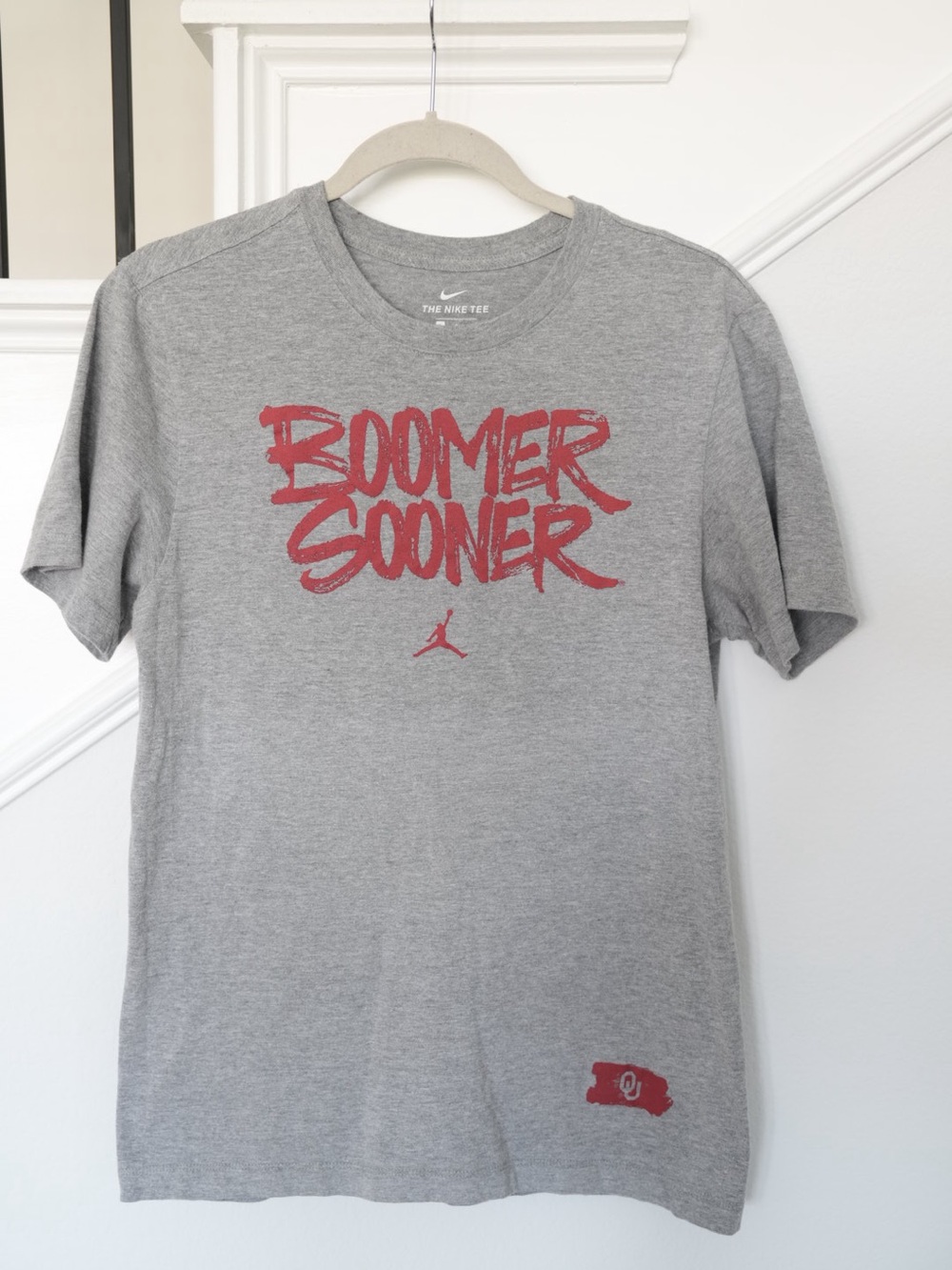 Nike Jordan Oklahoma Sooners “Boomer Sooner” T-Shirt Men’s Small Gray OU Tee